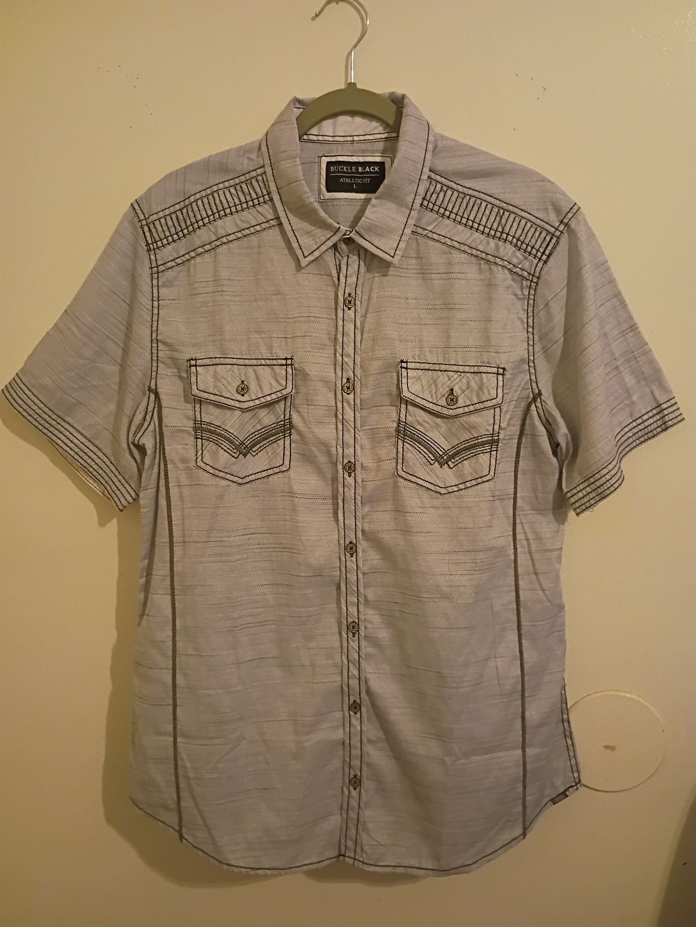 Buckle Men’s Short-Sleeve Button-Up Shirt in Light Gray Embroidery Sz L
